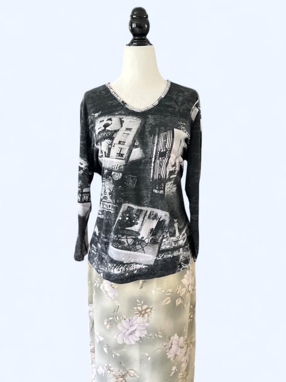 Womens Black & White Graphic V-Neck Long-Sleeve Top